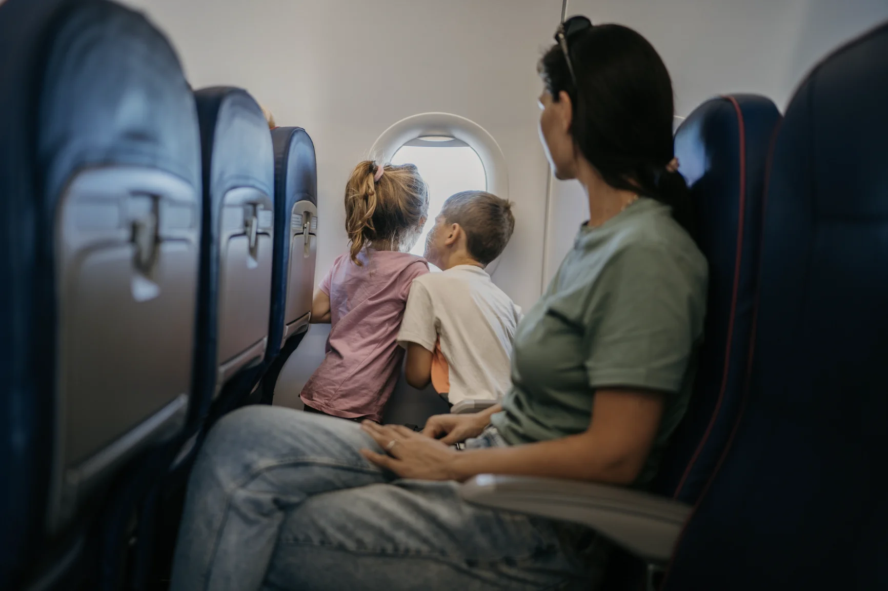 Familia preparando documentos para viajar al exterior con niños desde Ecuador